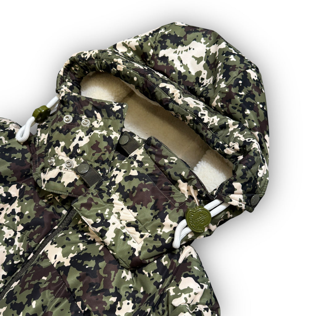 Moncler Blanc Giubbotto Camo Puffer Coat (L)
