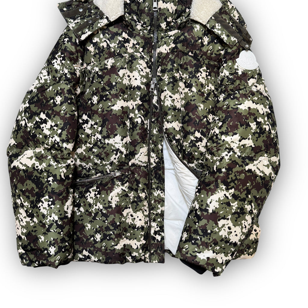 Moncler Blanc Giubbotto Camo Puffer Coat (L)