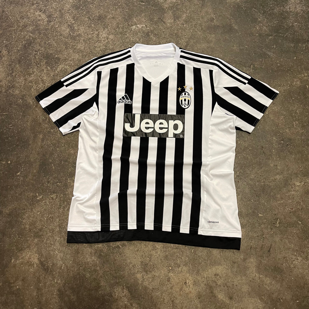2015/16 Juventus Home Football Shirt